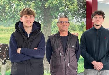 Nicolas Outrequin, formateur interne de la Socopa Viandes à Coutances, entouré de deux dernières recrues : Simon Lecluze, 21 ans, et Alexandre Hélaine, 23 ans.