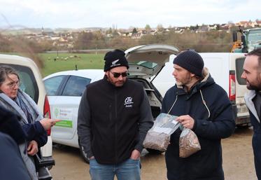 Joseph Olivier, éleveur installé avec son frère à Bazoches-sur-Hoëne, a accueilli les participants sur sa ferme. Il utilise depuis quelques années les plaquettes bois pour la litière de certains lots d'animaux.