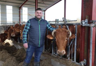 Il a la tête sur les épaules et les pieds dans les bottes depuis toujours : Benjamin Quertinmont s'est installé en production bovine et ovine en mars 2020. Entre Saint-Pierre-en-Auge et Urville, il mène son exploitation d'une main d'éleveur, mais aussi de comptable.