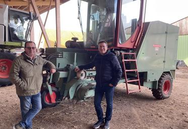 Jean-François Vanel et Vincent Joyeux ont investi ensemble dans une enrouleuse à lin de la marque belge Depoortere. La Région a financé 20 % (au lieu des 40 % initialement annoncés).