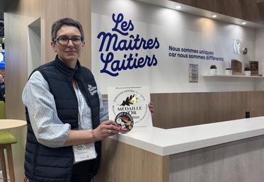À la tête de la coopérative Les Maîtres laitiers depuis septembre 2022, Valérie Blandin affiche fièrement les produits médaillés du groupe.