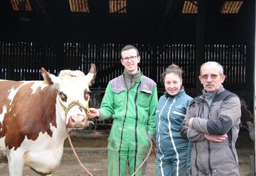 Célestin Davy, Audrey Jousselin et Jean Davy, aux côtés de Serena, qui participera au concours des Normandes adultes, samedi de 13 h 30 à 19 h.