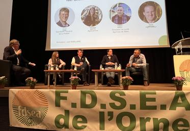 La table ronde sur la communication positive autour du métier d'agriculteur a réuni Valentine Amette, jeune agricultrice ornaise, Hervé Lapie, secrétaire général de la FNSEA, Thierry Bizeul, directeur du lycée agricole de Sées, et Denis Génissel, éleveur dans l'Orne.