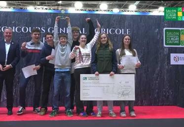 Léon, Jade, Sonia, Elliot, Édouard, Maurine et Anthonin sur le podium pour leur premier prix obtenu en "section 2 vaches laitières" lors du Salon international de l'agriculture.