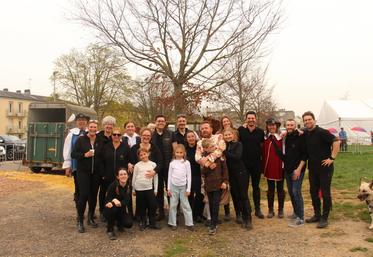 L'association l'Art en Cavale compte 35 adhérents bénévoles de tout âge, passionnés par le spectacle équestre. Ils se retrouvent tous les quinze jours pour s'entraîner dans leur local. La majorité d'entre eux exerce un autre métier à côté.