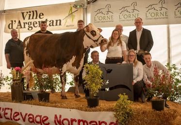 Prix de la Grande championne attribué à Sexy du Gaec Foucault.
