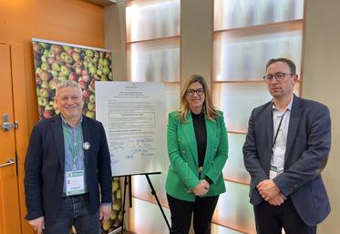 Stéphanie Yon-Courtin, député européenne, a pu discuté des enjeux liés à la filière cidricole avec le directeur de l'Unicid, Jean-Louis Benassi.