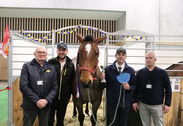Didier Lalonde, président du Syndicat Cob Normand, aux côtés de Florian Leloup Marechalerie et son groom, Antoine Serais.