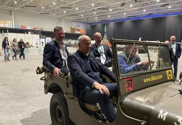 Jean-Michel Hamel, président de la FDSEA 50, Arnaud Rousseau, président de la FNSEA et Xavier Hay, président de la FDSEA 14 ont débarqué en jeep lors du gala du 1er avril.