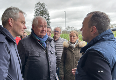 En visite sur le terrain, David Margueritte, sénateur de la Manche, évoque son souhait de porter une loi pour favoriser les projets des exploitants situés aux abords du littoral.