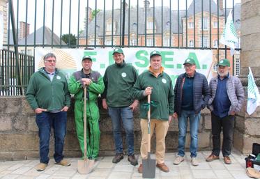 Vendredi 17 avril 2026, la FDSEA 61 a organisé une action devant la préfecture d'Alençon. Leur but : dénoncer la hausse du GNR qui a doublé depuis début mars en raison de la guerre au Moyen-Orient.