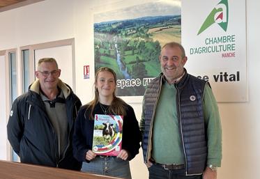 Marie Lecavelier, entourée de Gilles Bonnissent et Sylvain Nativelle, co-président de l'association Prim'Holstein de la Manche.