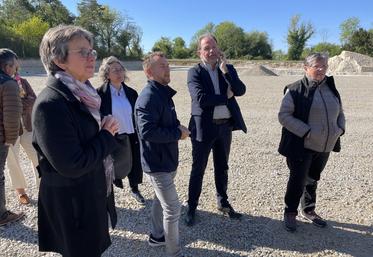Les services administratifs du Calvados, dont Marianne Piqueret, directrice de la DDTM 14 (à gauche), ont été invités par la Chambre d'agriculture à visiter le Secoppa, jeudi 23 avril.