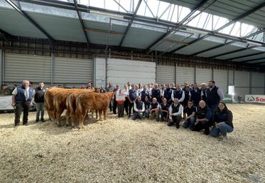 17 élevages Limousins ont participé au concours départemental cette année. Passage obligé : la photo de groupe avec la famille Auvray, sacrée meilleur élevage du concours.