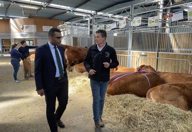 Au côté d'Arnaud Nuttens, éleveur de Limousine, Frédéric Monpierre a arpenté les allées.