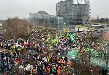 "Je trouverai plus louable que nos députés européens fassent évoluer la législation européenne pour que ce soit équitable partout", décrit-il.