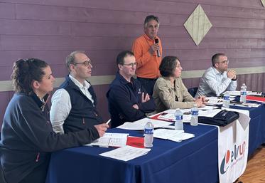 Jean-François Le Meur (débout), président d'Elvup, mise sur un conseil impartial à destination des éleveurs.