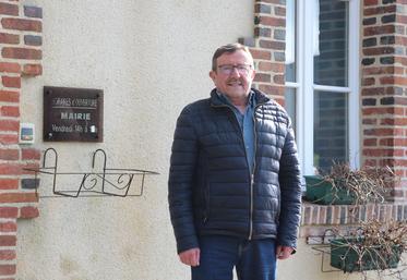 Bertrand Detroussel a consacré 43 ans de sa vie au service de la commune de Neuilly-le-Bisson. Lors des municipales en mars 2026, il a rendu son écharpe de maire.