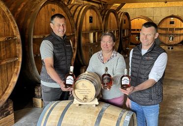 Stéphane, Nadège et Sébastien, les trois associés du Gaec de la Cave Normande basée à Saint-Cyr-du-Bialleul, Gaec qui associe la production laitière à la production cidricole.