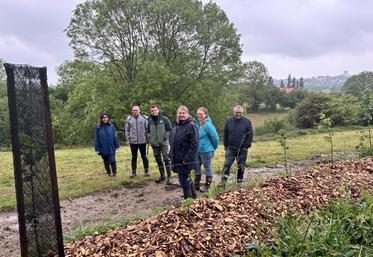 Sur le terrain, les élus, conseillers, et entreprise sont venus constater les travaux réalisés en février dernier sur l'exploitation de Sophie et Frédéric Pagnon.