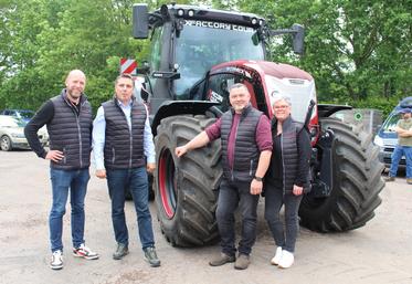 Gautier Carton, commercial Agro France ; Jean-Luc Fernandez, directeur général et Gilles et Perrine Gosselin, concessionnaires à Aunay-sur-Odon.