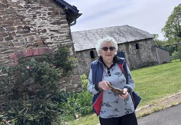 Marie Lecardonnel n'a pas pu se séparer d'un morceau d'obus conservé dans une boîte recouverte de l'inscription "morceaux de bombe ou d'obus ramassé dans la cour par Clermont Lecardonnel".