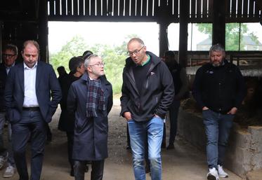 David Clavière, nouveau préfet du Calvados, s'est rendu au Gaec Leboucq, à Esson, mercredi 20 mai.