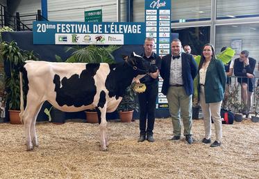 Alban Gosselin, originaire de la Manche, finit premier sur le podium du concours de jeunes présentateurs, au côté des juges du jour.