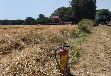 À proximité du champ, le temps de la moisson, l'agriculteur a positionné un extincteur.