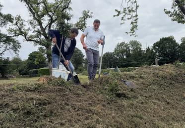 Emmanuel Jean, président d'Haiecobois, a planté de manière symbolique un arbre pour les 20 ans de l'association.