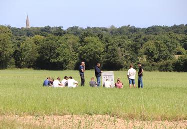 "Un agriculteur, s'il est tout seul, s'il n'y a pas l'amont, ni l'aval, il est vite bloqué. Avec ce dispositif expérimental, l'idée est de l'outiller", évoque Julie Zannetty. Le projet se veut concret et applicable sur les fermes normandes, pas seulement figé au stade d'expérimentation.