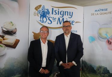 1 164 salariés et 273 intérimaires œuvrent toute l'année à la Coopérative. Parmi eux, 170 personnes sont affiliées à la qualité. "Ce sont des effectifs nombreux, mais clés", martèle Gérald Andriot, directeur, au côté d'Arnaud Fossey, président, qui fêteront les 40 ans de l'AOP Beurre et Crème d'Isigny fin juin, avec Les Maîtres Laitiers.