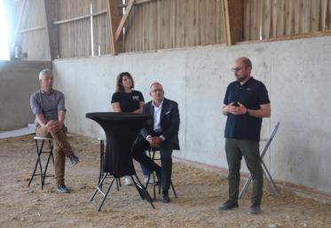 " C'était important pour nous de sécuriser, rassurer les éleveurs avec un engagement contractuel réciproque avec leur négociant", explique Guillaume Perdriel. directeur d'Elvea Normandie (à droite).