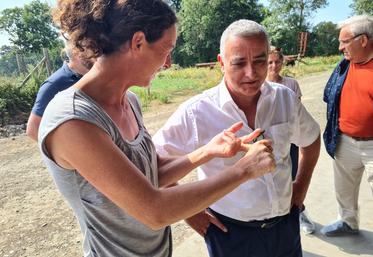 Le sous-préfet de Bayeux Hervé Doutez en visite à l'EARL des Bidots vendredi 26 juin 2026 à Saon dans le Bessin, écoutant les explications d'Astrid Granger, vice-présidente de la Chambre d'agriculture du Calvados