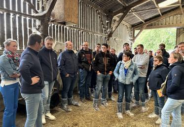 En amont de la réunion, les adhérents de la section lait de la FDSEA de la Manche, ont visité l'exploitation de Noémie et Jean-Christophe Eudes, installés à Le Lorey (secteur coutançais).