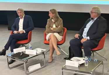 Pascal Férey, président de la Safer Normandie a animé une table ronde avec Clotilde Eudier, vice-présidente de la Région et Martin Vanier, géographe et spécialiste des nouvelles ruralités et des dynamiques territoriales.
