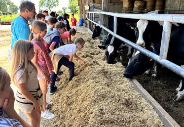 Les jeunes de CM2 de l'école Jean Monnet de Bréhal se sont déplacés à Hudimesnil chez Sylvie Briens et son fils Antony. 