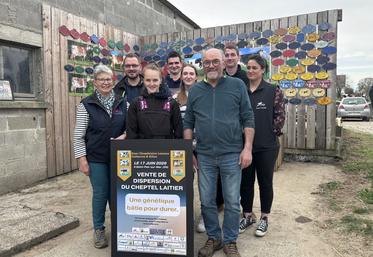 Le panneau de la vente exceptionnelle a été dévoilé lors de l'assemblée générale de l'association des éleveurs Prim'Holstein de la Manche qui a eu lieu chez Catherine et Gilles Chapdelaine, entourés d'une partie des jeunes bénévoles, tous passionnés par l'élevage.