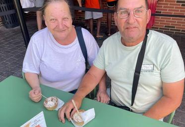 Evelyne et Pierre, habitants de la Manche, ont profité de la nouvelle terrasse du glacier. 