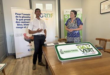 Germain Ecolivet, délégué régional GRDF et Marina Muller, maire de Sainte Cécile s'engagent en faveur du gaz vert.