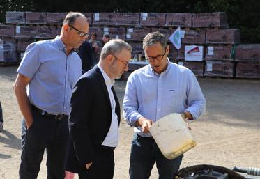 La visite proposée par la FDSEA du Calvados a été découpée entre différents ateliers : semis, engrais et traitements, récolte, réglementations. Une rencontre jugée "didactique et pédagogique" par le préfet, David Clavière, ici entouré de Xavier Hay et Geoffroy de Lesquen.