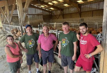 Nicolas Boulé, secrétaire général adjoint de la FDSEA (4e à droite) entouré de la famille Gouin : Sylvie, Alexandre, Jacky et Gabriel-Marie. Manque sur la photo le troisième frère, Emmanuel.