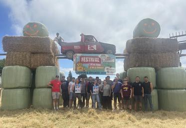 Les deux premiers bonhommes de paille ont été montés le 4 juillet, donnant le coup d'envoi à deux mois du Festival de la terre et de la ruralité qui aura lieu à 500 m, sur la commune de Sartilly le 6 septembre.