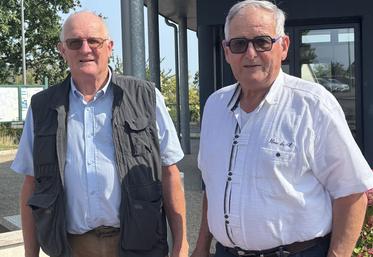 Après 7 ans à la présidence de l'Amoma (association de membres de l'ordre du mérite agricole), Guy Tesnière (à droite) a passé la main à Eric Lecler le 21 juillet.