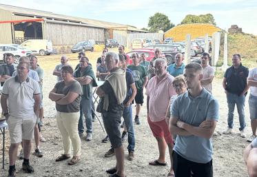 Une quarantaine de personnes s'est déplacée chez Valentin Clouet, agriculteur à Saint-Jean-de-la-Haize, pour évoquer de nombreux sujets syndicaux d'actualité.