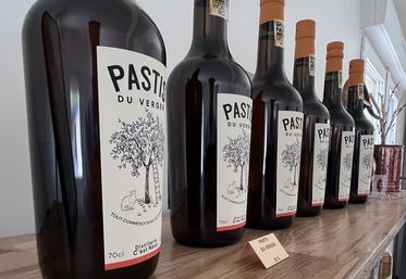 Les bouteilles du Pastis du verger s'alignent dans la boutique de la micro-distillerie, près de Caen. On y trouve aussi gin, vodka, cold brew, limoncello.