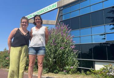 Pauline Lecavelier, animatrice élevage au Groupement d'employeurs Activ Emploi de la Manche et Vanessa Provost Gaillard, nouvelle salariée du GE. 