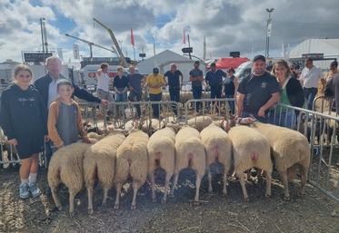 Nicolas Avenel a partagé son prix en famille, avec son épouse et ses enfants, sous l'œil averti du juge, Hubert Guérin d'Héauville.