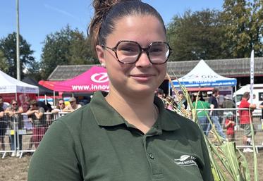 Doreen Legoguelin veillera au bon placement des Prim'Holstein su rue ring le 11 septembre à Lessay.