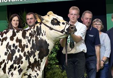 Réserve championne jeune, Solive (Nicoby/Montoya), vache en 3e lactation du Gaec Houssin termine sur la seconde place du podium derrière la grande championne.